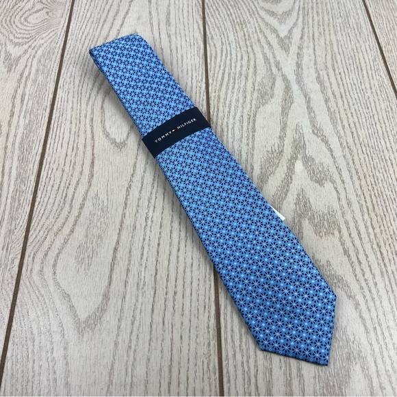 549 - Tommy Hilfiger Tie Blue Flower Pattern 432 TL21100042 Silk Blend $69.50 - Picture 1 of 5